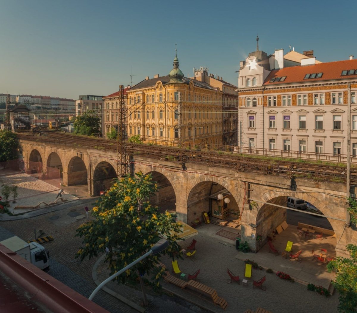 Léto pod Negrelliho viaduktem