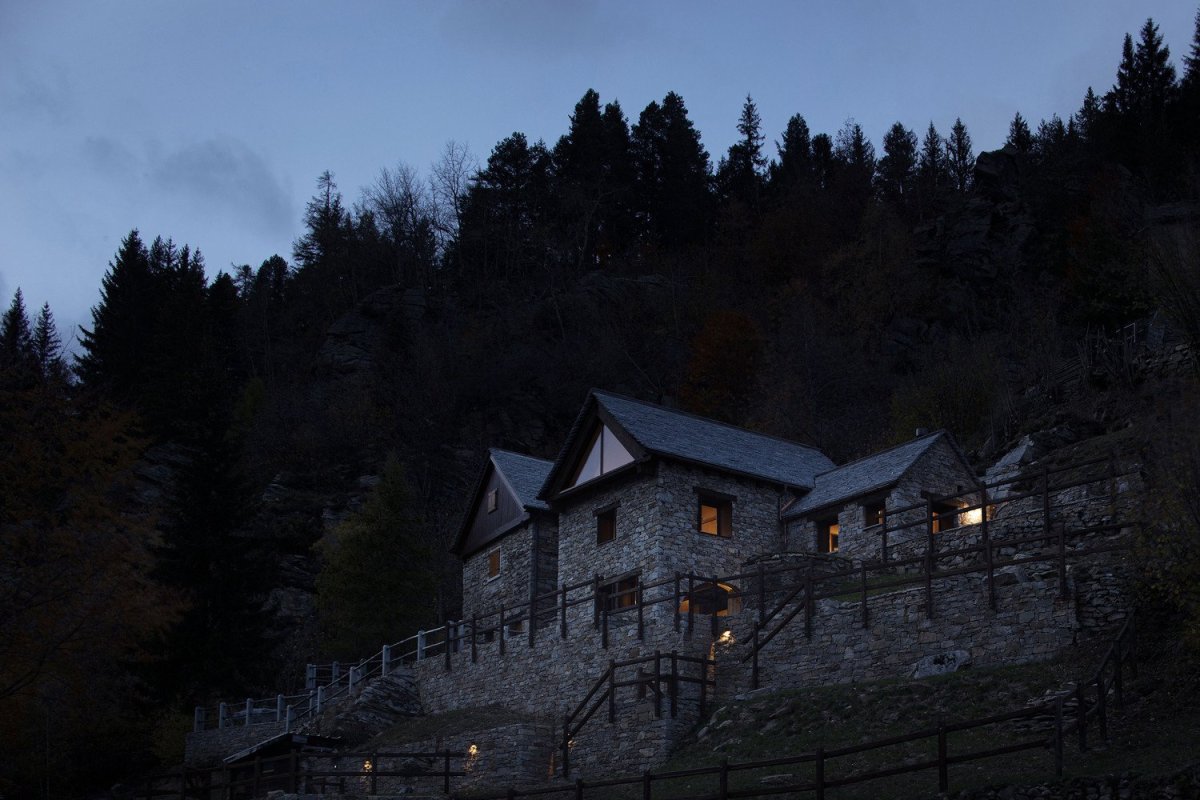 Přestavba stájí na víkendový dům v italských Alpách