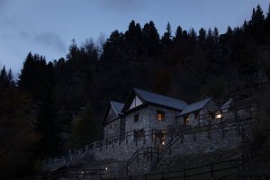 Přestavba stájí na víkendový dům v italských Alpách