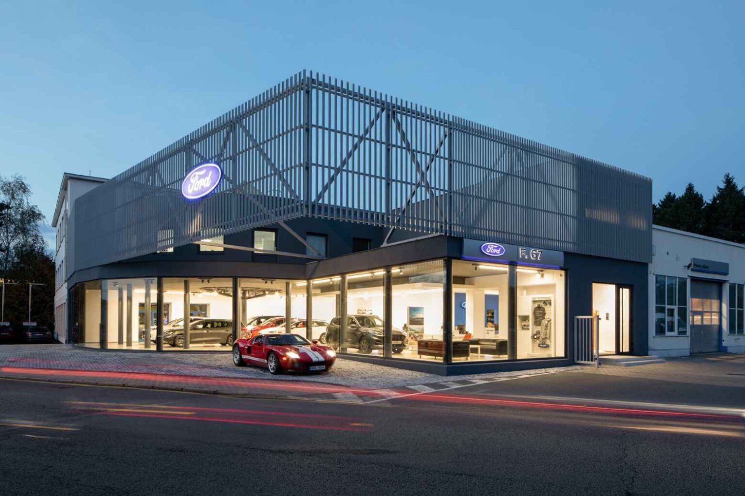 Rekonstrukce autosalonu v Novém Jičíně od Kamil Mrva Architects, dodavatelem stavby EB - stavební společnost (Rekonstrukce autosalonu v Novém Jičíně; Kamil Mrva Architects)