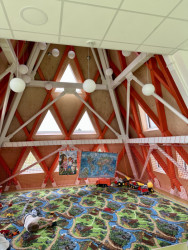 V jehlanu. Vnitřní strana je pokrytá sítí kvůli bezpečnosti