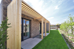 Bungalov s šedivým cihelným páskem na fasádě. Ten je podle majitelů pěkný i praktický na údržbu.