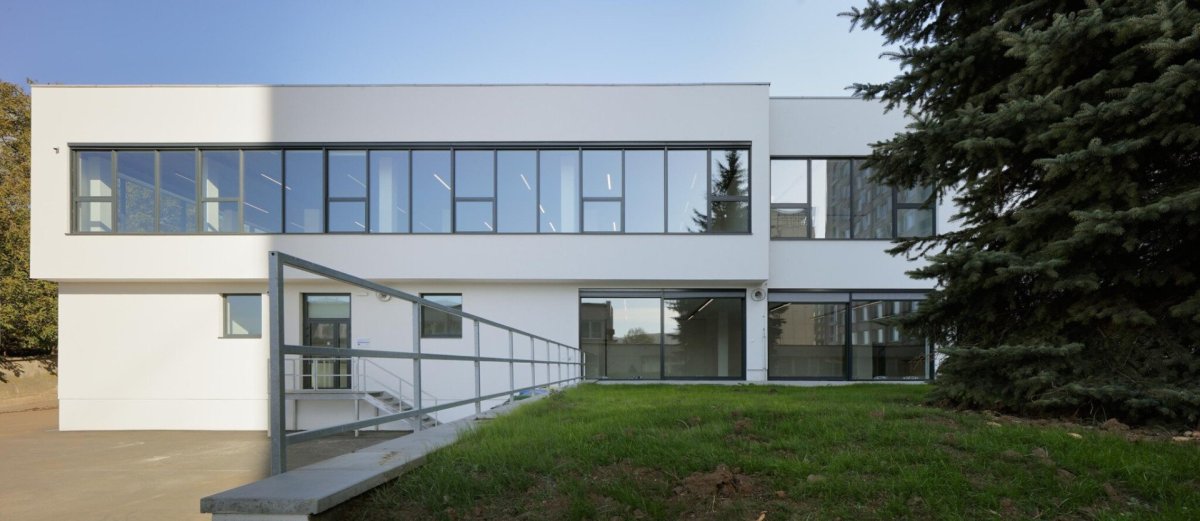 Mjölk architekti proměnili chátrající menzu v Ústí nad Labem na Dům umění