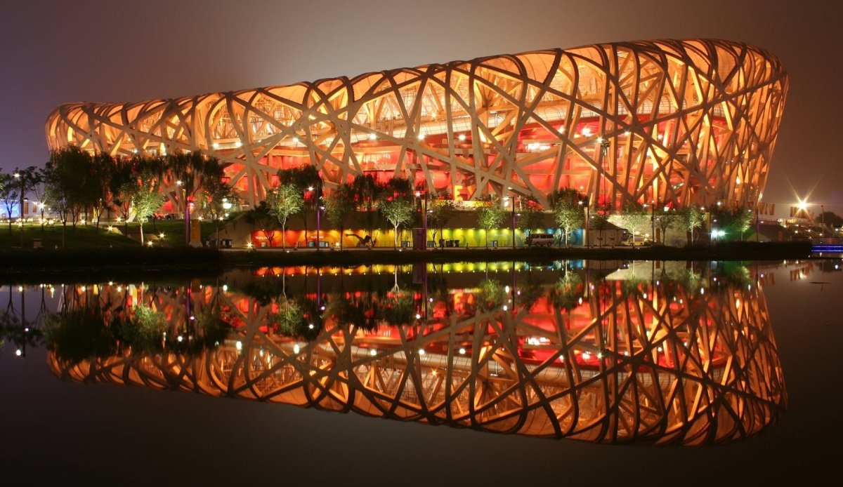 Národní stadion v Pekingu přezdívaný pro svůj snadno zapamatovatelný vzhled „Ptačí hnízdo“ byl postaven podle návrhu švýcarských architektů Herzog & de Meuron při příležitosti letních olympijských her v roce 2008. Na podobě sportoviště, která byla vybrána v mezinárodní architektonické soutěži, spolupracoval také čínský umělec Ai Weiwei.