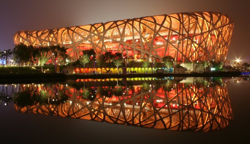 Národní stadion v Pekingu přezdívaný pro svůj snadno zapamatovatelný vzhled „Ptačí hnízdo“ byl postaven podle návrhu švýcarských architektů Herzog & de Meuron při příležitosti letních olympijských her v roce 2008. Na podobě sportoviště, která byla vybrána v mezinárodní architektonické soutěži, spolupracoval také čínský umělec Ai Weiwei.