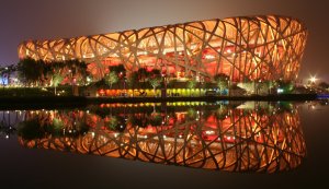Národní stadion v Pekingu přezdívaný pro svůj snadno zapamatovatelný vzhled „Ptačí hnízdo“ byl postaven podle návrhu švýcarských architektů Herzog & de Meuron při příležitosti letních olympijských her v roce 2008. Na podobě sportoviště, která byla vybrána v mezinárodní architektonické soutěži, spolupracoval také čínský umělec Ai Weiwei.