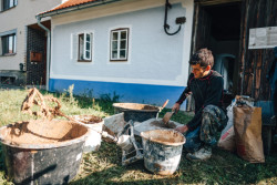 Pod vedením zkušených řemeslníků si mohou návštěvníci vyzkoušet tradiční techniky a materiály.
