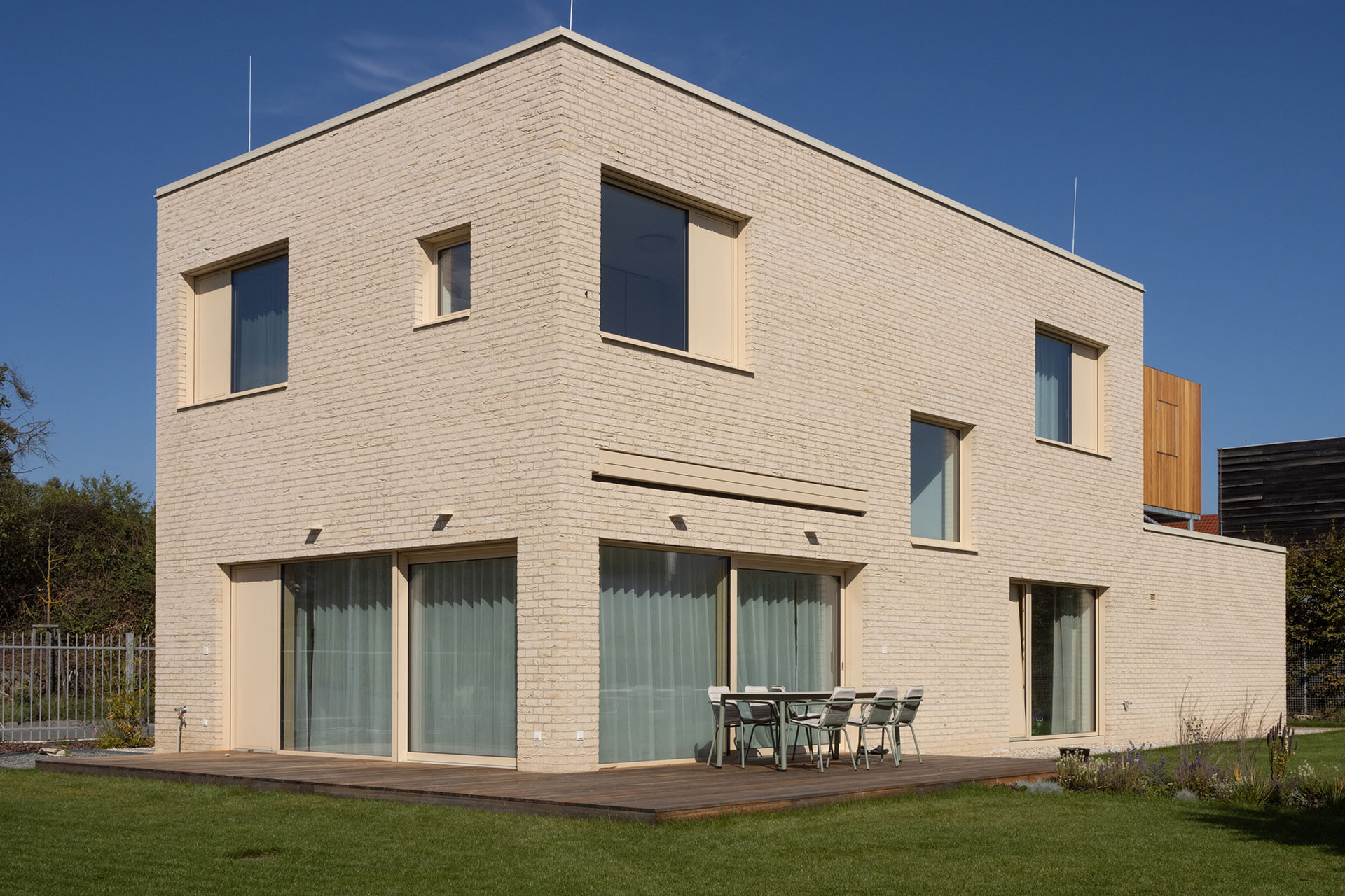 Architekti zvolili jednoduchou formu - kvádr s cihličkovou fasádou. (Rodinný dům v Radotíně, System Recovery Architects)