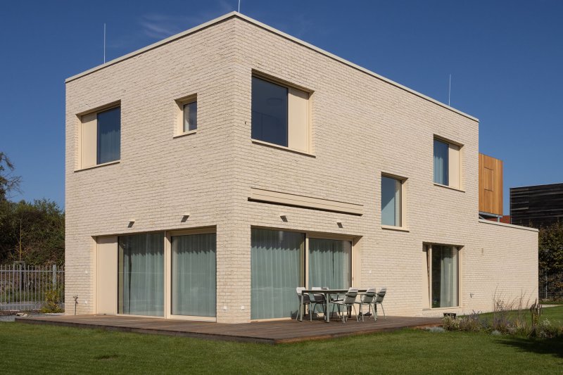 Architekti zvolili jednoduchou formu - kvádr s cihličkovou fasádou. (Rodinný dům v Radotíně, System Recovery Architects)