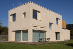 Architekti zvolili jednoduchou formu - kvádr s cihličkovou fasádou. (Rodinný dům v Radotíně, System Recovery Architects)