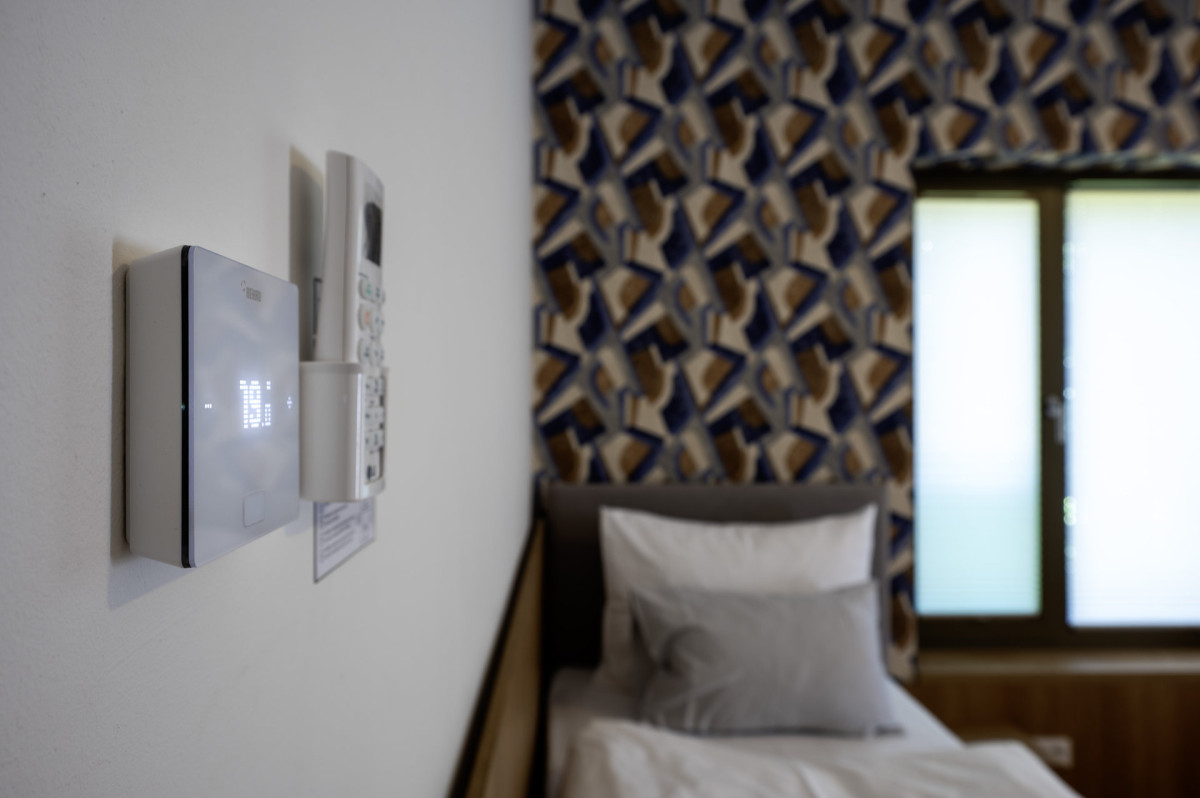 Na stěnách jsou umístěny pouze nenápadné inteligentní termostaty REHAU NEA SMART 2.0. (Hotel Bronzo v Brně; Ateliér Štěpán)