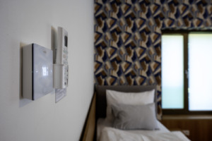 Na stěnách jsou umístěny pouze nenápadné inteligentní termostaty REHAU NEA SMART 2.0. (Hotel Bronzo v Brně; Ateliér Štěpán)