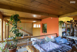 Uvnitř je dnes nejoblíbenější místností ta na galerii v patře, protože má nejvíc světla.