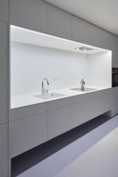 Kuchyně - zvenčí bílá, zevnitř modrá.