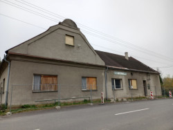 Ve vyhořelém hostinci v Raškovicích se nově nachází restaurace, společenský sál a knihovna.