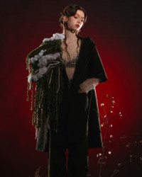 Projekt Red Carpet realizovaný studenty a studentkami Ateliéru designu oděvu a obuvi na Vysoké škole uměleckoprůmyslové v Praze (UMPRUM) - Valerie Vrbová