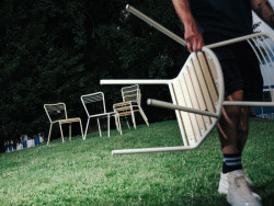 Kolekce Flaneur zahrnuje židle, stoličky, barové židle a stolky. Židle váží jen 6 kg a jsou stohovatelné.Dají se využít v restauracích i na ulici.