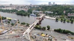 Dvorecký most je moderním pokračováním tradice vltavských mostů. Finalizace se dočká již na jaře 2026.