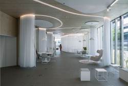 Jsou tu i místa pro soustředěné studium nebo skupinovou práci. (knihovna Gabriela Garcíi Márqueze v Barceloně)