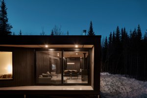 Prefabrikované chatky od studia Bourgeois / Lechasseur architects nedaleko kanadské lyžařské oblasti Le Massif de Petite-Rivière-St-François v lese u Charlevoix