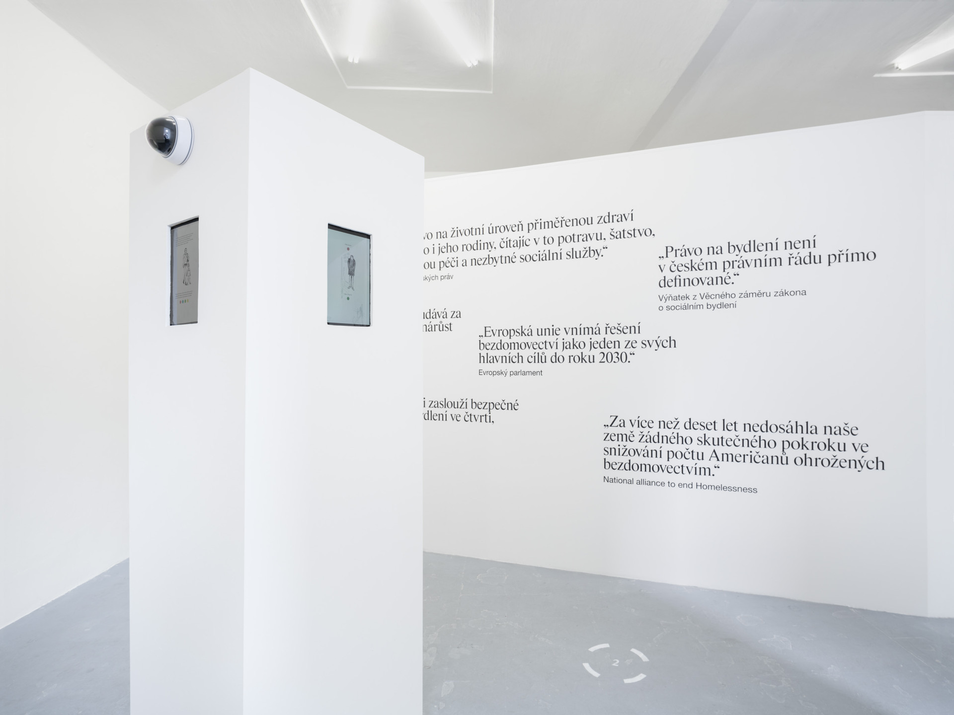 Od 15. března do 4. května 2024 probíhá v galerii VI PER výstava s názvem Čí je to problém? Bezdomovectví mezi Prahou a New Yorkem.