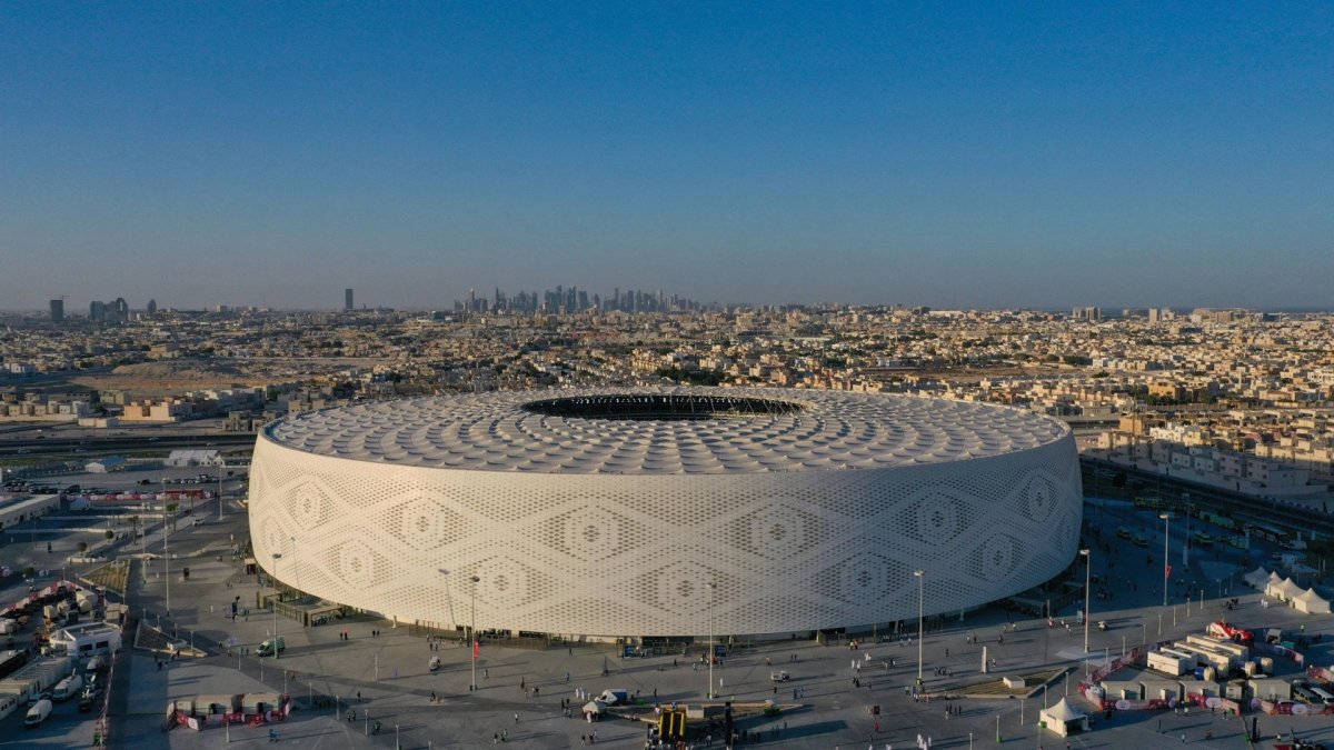 Podoba většiny nových stadionů se snaží odkazovat ke konkrétním atributům spojeným s pořadatelskou zemí. V případě stadionu Al Thumana od lokálního studia Ibrahim Jaidah Architects and Engineers jako „inspirace“ posloužila tradiční blízkovýchodní pánská pokrývka hlavy gahfiya.