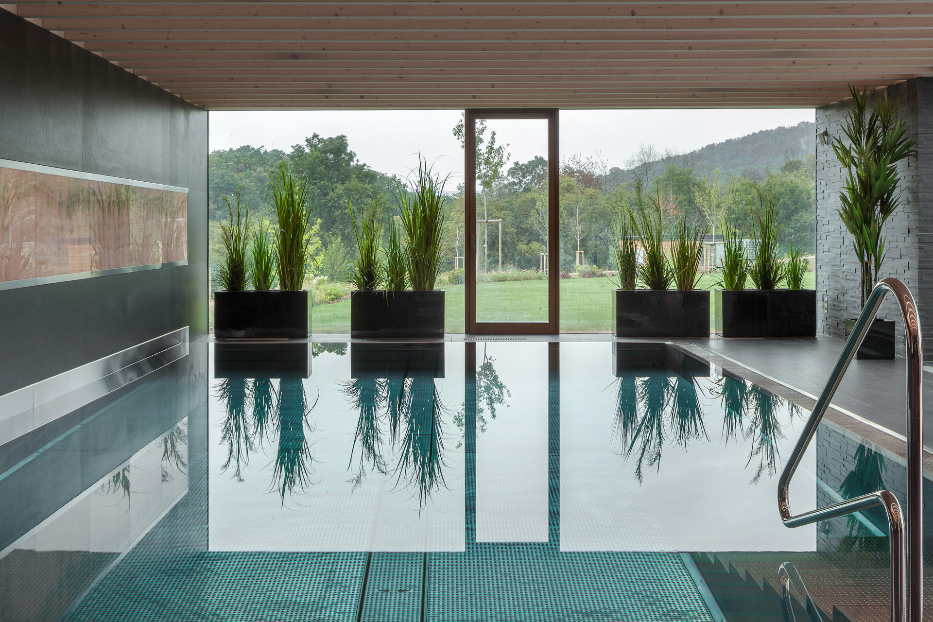 Vila s krytým bazénem od Petra Dobrovolného