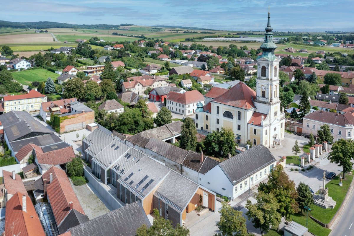 Komunitní centrum v rakouském Großweikersdorfu od studia Smartvoll