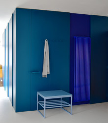 Tři odstíny modré použité v chodbě bytu (Markéta Janderová, rekonstrukce bytu v Praze - Vokovicích)