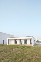 Kvádr s tmavými okny, podle platných regulativů. (Chytrý dům v Dobříši, 0,5 Studio)