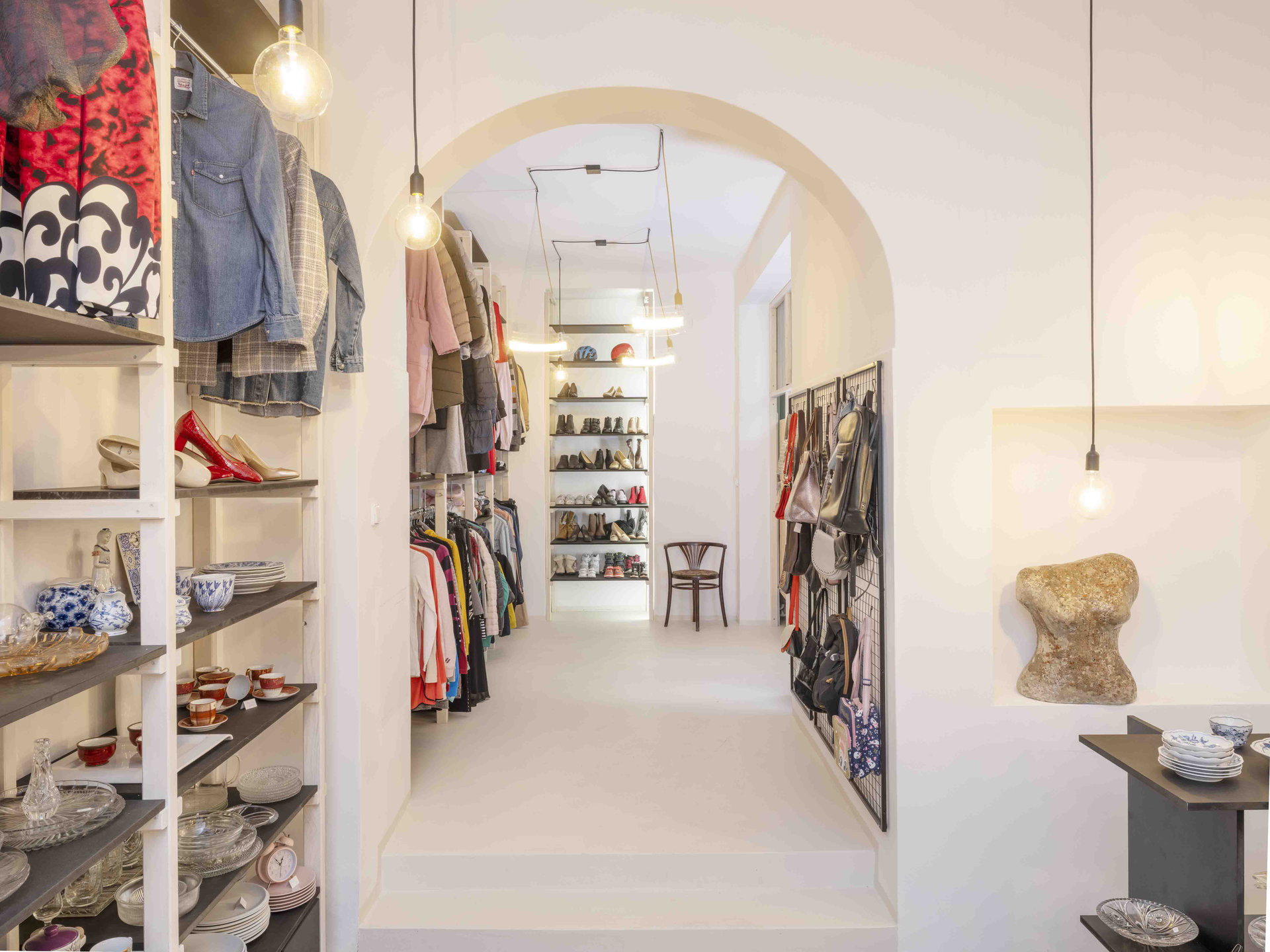 Využili zejména recyklovaných materiálů. (Interiér dobročinného obchodu Nadace Veronica; studenti FA VUT)