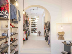 Využili zejména recyklovaných materiálů. (Interiér dobročinného obchodu Nadace Veronica; studenti FA VUT)