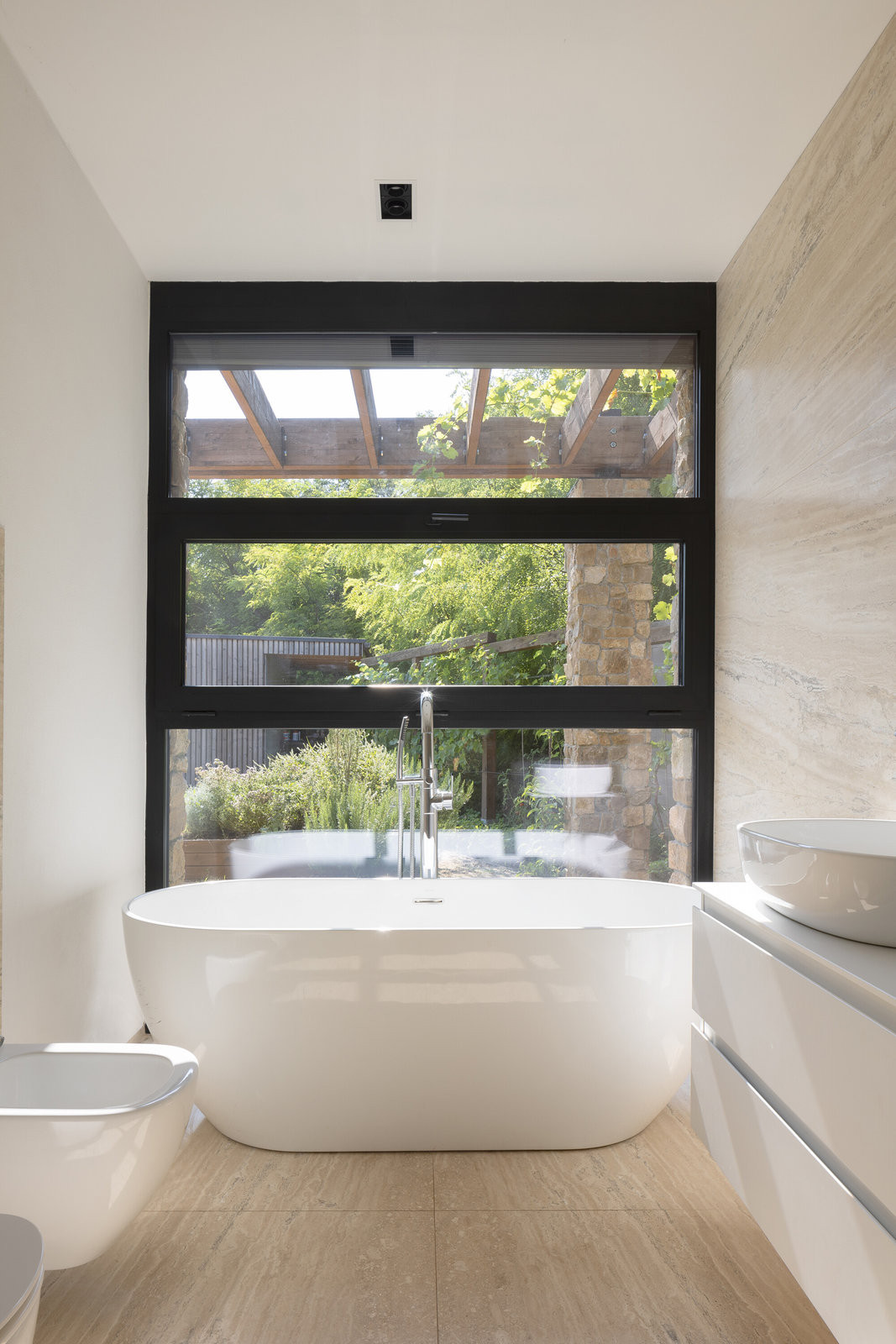 Pohled do koupelny (Villa VICUS v Nitře; sebastian nagy architects)