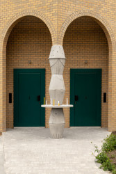 Schaerdeke Lo-Reninge, Architectenbureau Bart Dehaene, Dirk Zoete - Sloupy fungují nejen jako stavební prvek, ale také jako orientační a poznávací znak pro místní obyvatele