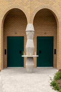 Schaerdeke Lo-Reninge, Architectenbureau Bart Dehaene, Dirk Zoete - Sloupy fungují nejen jako stavební prvek, ale také jako orientační a poznávací znak pro místní obyvatele