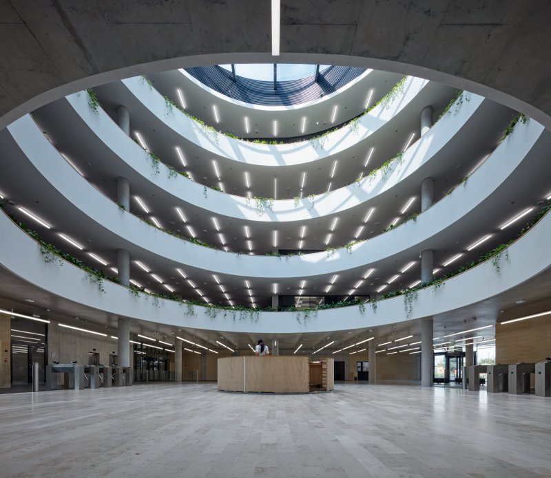 Městskou mozaiku kvalitní královéhradecké architektury doplnila administrativní budova centrály ČSOB od studia Projektil.