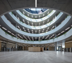 Městskou mozaiku kvalitní královéhradecké architektury doplnila administrativní budova centrály ČSOB od studia Projektil.