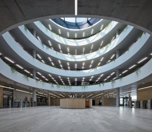 Městskou mozaiku kvalitní královéhradecké architektury doplnila administrativní budova centrály ČSOB od studia Projektil.