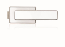 Klika na sklo MAXIMAL s bílou výplní a lesklým chromovým povrchem.