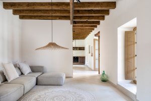Společný prostor v přízemí (Farma Sa Taronja, Beef architekti)