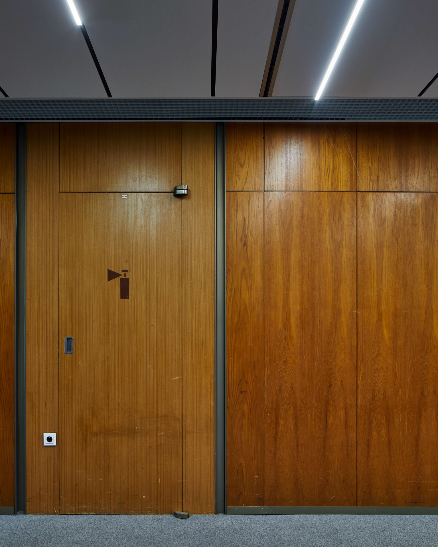 Výstavba probíhala mezi lety 1976-81, přičemž už o rok později byl Palác kultury (samozřejmě z důvodů stranické propagandy) prohlášen kulturní památkou. O tu přišel v roce 1991 - proto je překvapivé, kolik cenných původních prvků a vybavení si do dnešních dní s ohledem na komerční provoz budovy uchoval.