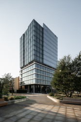 Na místě brněnského brownfieldu Vlněna vyrostl kancelářský komplex. Studio acht zde postavilo patnáctipodlažní prosklenou budovu s označením I.