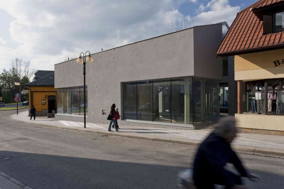  (Obchodní centrum v Rožnově pod Radhoštěm; Kamil Mrva, Dodavatel E B stavební)