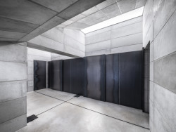 Hygienické zázemí materiálově navazuje na výstavní sál