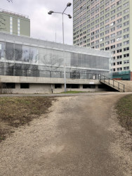 Okolí má teprve projít rekonstrukcí. A zatím je dost nahodilé.