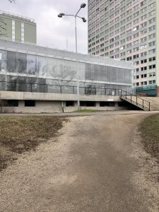 Okolí má teprve projít rekonstrukcí. A zatím je dost nahodilé.