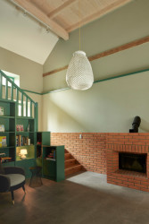 Prostor obývacího pokoje je převýšený (Rodinný dům Chřibská od 0,5 Studio)