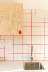 Detail spárovací hmoty (Rekonstrukce 1+1 v paneláku; Tereza Machačová)