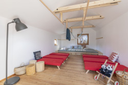 Ve druhém objektu je ložnice s lehátky. (Lesní třída Větvíci na Žižkově od ateliérů Terra Florida a Jasné)