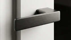 Minimalistické kliky od MP KOVÁNÍ. Zamykají se bez klíču, pomocí tlačítka.